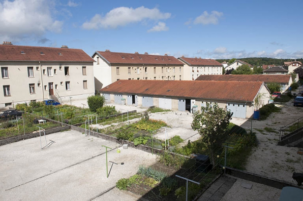 Vue d'ensemble plongeante sur les jardins et garages. © Région Bourgogne-Franche-Comté, Inventaire du patrimoine
