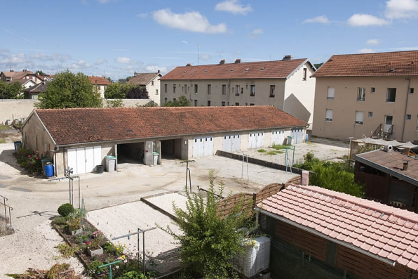Façades postérieures des habitations sur les jardins et garages. © Région Bourgogne-Franche-Comté, Inventaire du patrimoine