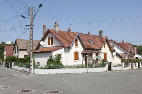 Maisons jumelées à l'intersection des rues des Pâquerettes et des Lavandes. © Région Bourgogne-Franche-Comté, Inventaire du patrimoine