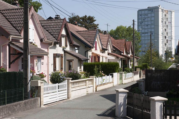 Alignement de maisons jumelées rue des Campenottes. © Région Bourgogne-Franche-Comté, Inventaire du patrimoine