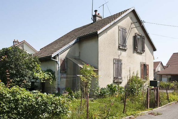 Maison jumelée vue de trois quarts gauche. © Région Bourgogne-Franche-Comté, Inventaire du patrimoine