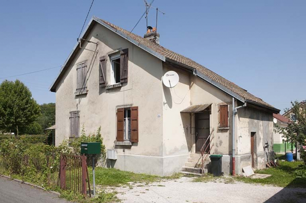 Maison jumelée vue de trois quarts droite. © Région Bourgogne-Franche-Comté, Inventaire du patrimoine