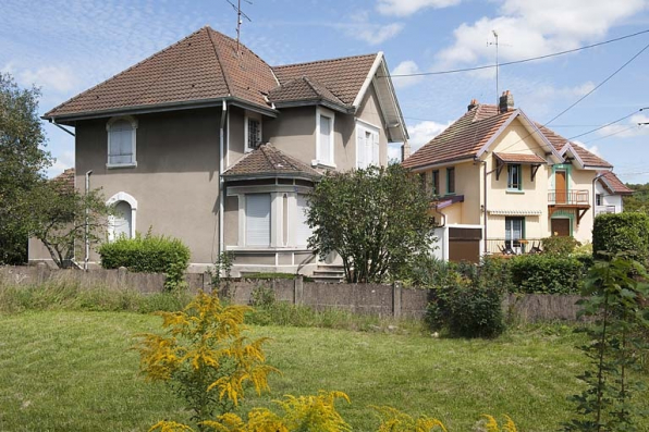 Maisons situées autour de la place semi-circulaire. © Région Bourgogne-Franche-Comté, Inventaire du patrimoine