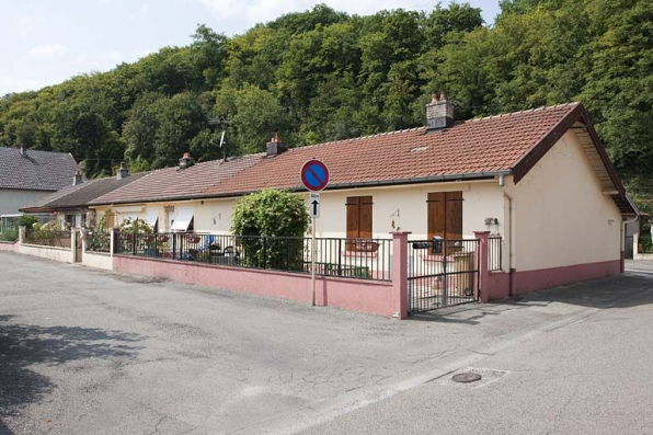 Habitation en rez-de-chaussée. Vue de trois quarts droite. © Région Bourgogne-Franche-Comté, Inventaire du patrimoine