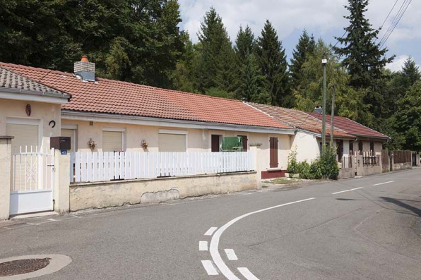 Habitation en rez-de-chaussée. Vue de trois quarts gauche. © Région Bourgogne-Franche-Comté, Inventaire du patrimoine