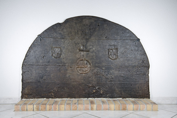 Plaque de cheminée de l'ancienne cuisine. © Région Bourgogne-Franche-Comté, Inventaire du patrimoine