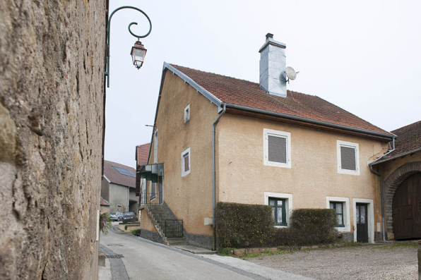 Maison au 4 rue des Gratteris (2010 AK 118) : façade latérale droite. © Région Bourgogne-Franche-Comté, Inventaire du patrimoine