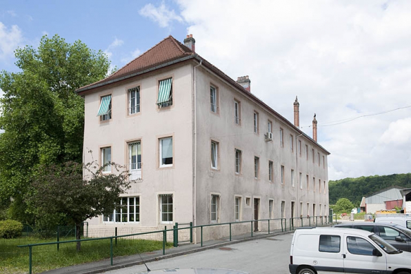 Bâtiment administatif et logement patronal. Vue depuis l'entrée. © Région Bourgogne-Franche-Comté, Inventaire du patrimoine