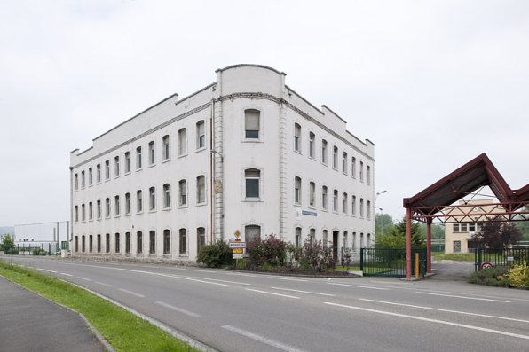 Immeuble de bureaux situé au sud de l'entrée. © Région Bourgogne-Franche-Comté, Inventaire du patrimoine