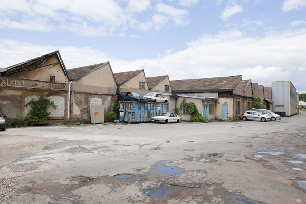 Partie sud du site. Pignons d'ateliers de fabrication vus depuis la cour. © Région Bourgogne-Franche-Comté, Inventaire du patrimoine