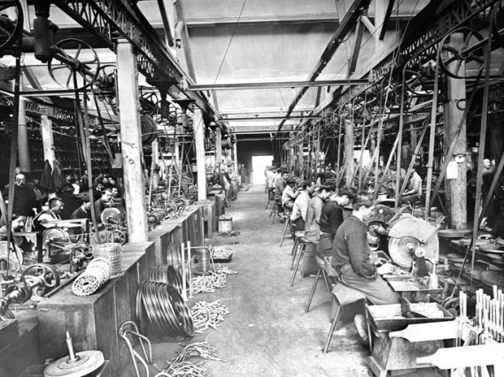 Atelier de polissage de pièces pour bicyclettes. © Région Bourgogne-Franche-Comté, Inventaire du patrimoine