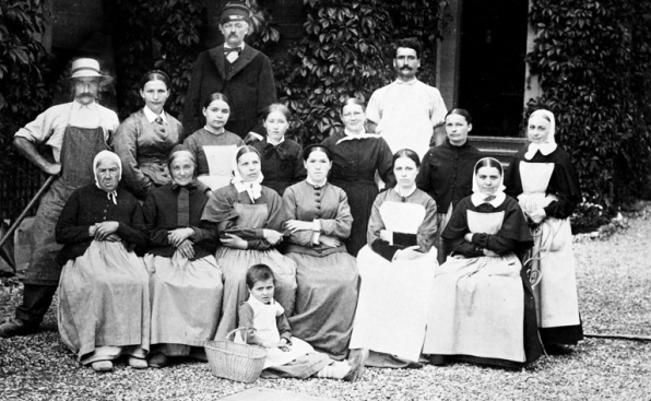 Personnel et infirmières de l'asile. © Région Bourgogne-Franche-Comté, Inventaire du patrimoine