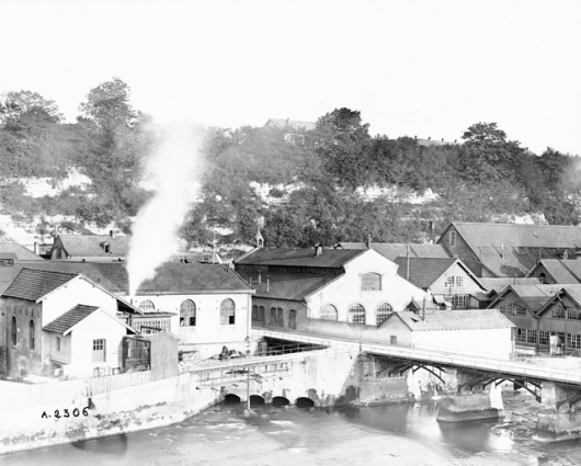 Bâtiments et ateliers situés à l'extrémité est du pont. © Région Bourgogne-Franche-Comté, Inventaire du patrimoine