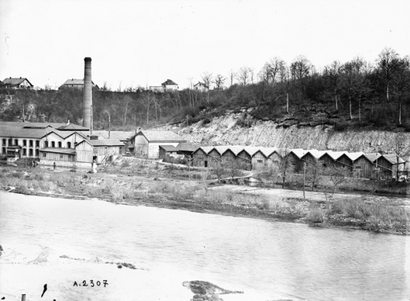 Bâtiments situés en amont du pont, depuis la rive gauche du Doubs. © Région Bourgogne-Franche-Comté, Inventaire du patrimoine