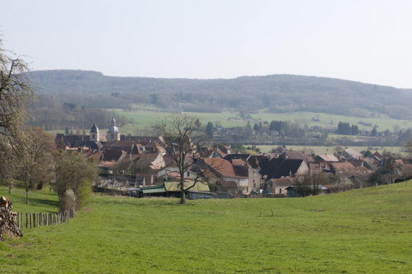 Vue générale du village depuis le haut de la rue du Général Rébillot. © Région Bourgogne-Franche-Comté, Inventaire du patrimoine