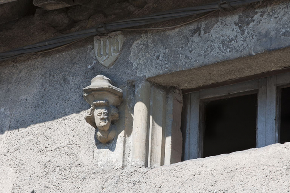 Maison, 25 et 27 Grande Rue, détail : baie à l'étage de comble cantonnée de têtes sculptées, sans doute en réemploi (tête de gauche). © Région Bourgogne-Franche-Comté, Inventaire du patrimoine