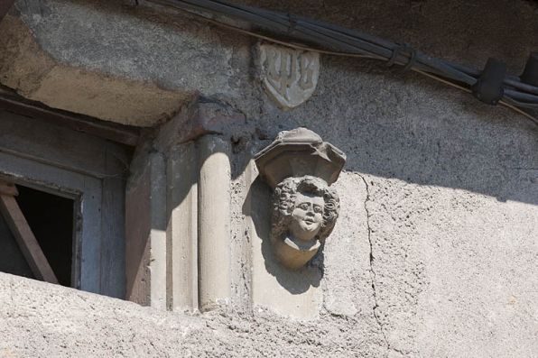 Maison, 25 et 27 Grande Rue, détail : baie à l'étage de comble cantonnée de têtes sculptées, sans doute en réemploi (tête de droite). © Région Bourgogne-Franche-Comté, Inventaire du patrimoine