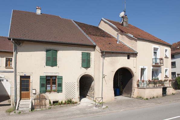 Maison, 7 Grande Rue : autre exemple de maison à rez-de-chaussée surélevé sur cave. © Région Bourgogne-Franche-Comté, Inventaire du patrimoine