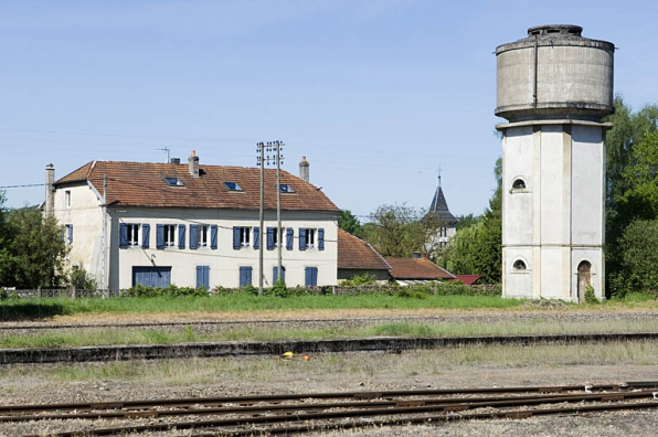 Port-d'Atelier, vu depuis le quai de la gare (ancien hôtel de voyageurs Lavie et château d'eau). © Région Bourgogne-Franche-Comté, Inventaire du patrimoine