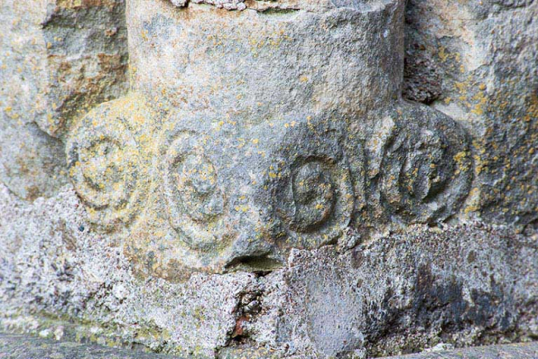 Pilier gauche du porche : détail de la colonnette en réemploi. © Région Bourgogne-Franche-Comté, Inventaire du patrimoine