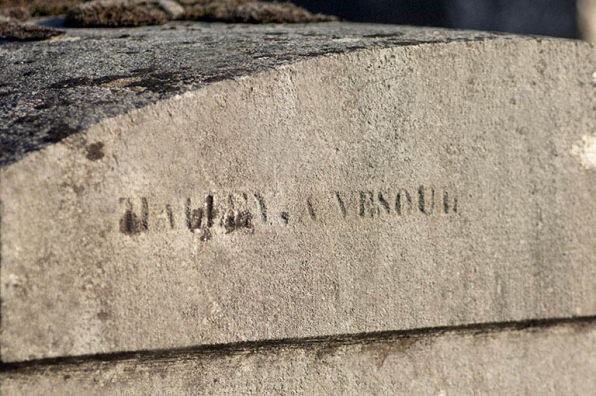 Tombeau de Laurent Marchal. Détail : signature du sculpteur Halley à Vesoul. © Région Bourgogne-Franche-Comté, Inventaire du patrimoine