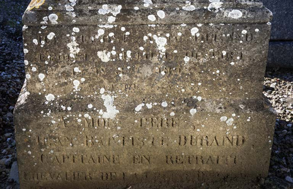 Tombeau de Jean-Baptiste Durand et Paul Brosselette. Epitaphe gravée sur la base de la stèle : (4 premières lignes illisibles) / A MON PERE / JEAN-BAPTISTE DURAND / CAPITAINE EN RETRAITE / CHEVALIER DE LA [LEGION D'HONNEUR]. © Région Bourgogne-Franche-Comté, Inventaire du patrimoine