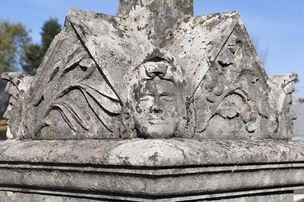 Tombeau de Laurent Marchal. Détail de la stèle : tête humaine et végétaux. © Région Bourgogne-Franche-Comté, Inventaire du patrimoine Tombeau de Laurent Marchal. Détail de la stèle : tête humaine et végétaux. © Région Bourgogne-Franche-Comté, Inventaire du patrimoine