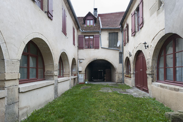 Cour intérieure en direction de la Grande Rue. © Région Bourgogne-Franche-Comté, Inventaire du patrimoine