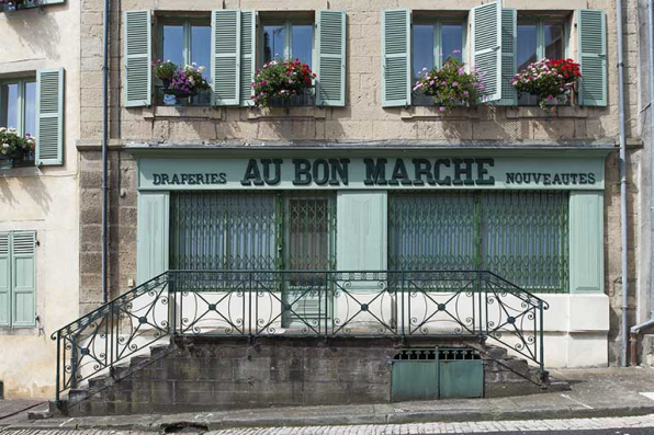 Maison, rue Thiers : boutique de la maison à l'enseigne "Au Bon Marché". © Région Bourgogne-Franche-Comté, Inventaire du patrimoine Maison, rue Thiers : boutique de la maison à l'enseigne "Au Bon Marché". © Région Bourgogne-Franche-Comté, Inventaire du patrimoine