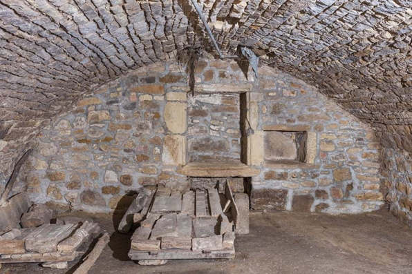 Ferme, 23 Grande Rue : cave voûtée et placards aménagés dans le mur du fond, face à l'entrée. © Région Bourgogne-Franche-Comté, Inventaire du patrimoine