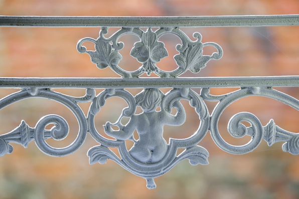 Barre d'appui d'une des baies, détail : le revers du motif central. © Région Bourgogne-Franche-Comté, Inventaire du patrimoine