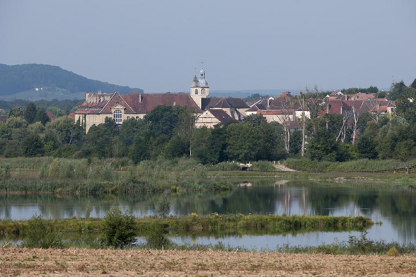 Vue générale du village, depuis le nord-est, avec la Lanterne. © Région Bourgogne-Franche-Comté, Inventaire du patrimoine Vue générale du village, depuis le nord-est, avec la Lanterne. © Région Bourgogne-Franche-Comté, Inventaire du patrimoine