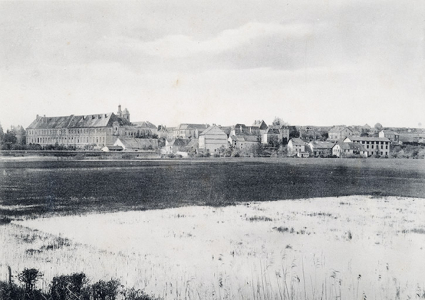 Vue générale de Faverney depuis Breurey-lès-Faverney (abbaye, moulin et tannerie), [fin du 19e siècle ou 1ère moitié du 20e]. © Région Bourgogne-Franche-Comté, Inventaire du patrimoine