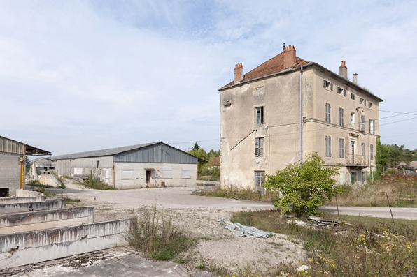 Vue générale de trois quart gauche. © Région Bourgogne-Franche-Comté, Inventaire du patrimoine