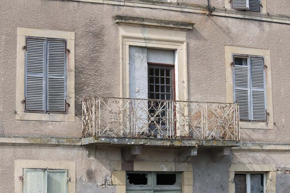 Façade antérieure, détail : le balconnet du premier étage. © Région Bourgogne-Franche-Comté, Inventaire du patrimoine