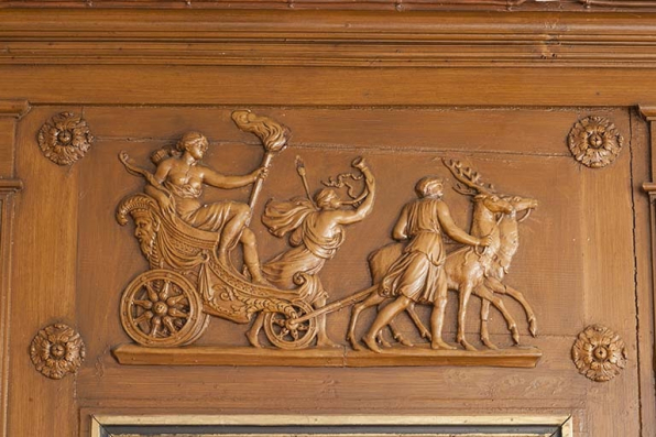 La salle à manger, détail du panneau sculpté au-dessus de la cheminée. © Région Bourgogne-Franche-Comté, Inventaire du patrimoine