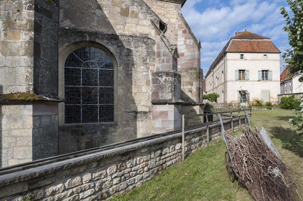 Façade latérale gauche depuis le jardin de l'ancien presbytère. © Région Bourgogne-Franche-Comté, Inventaire du patrimoine