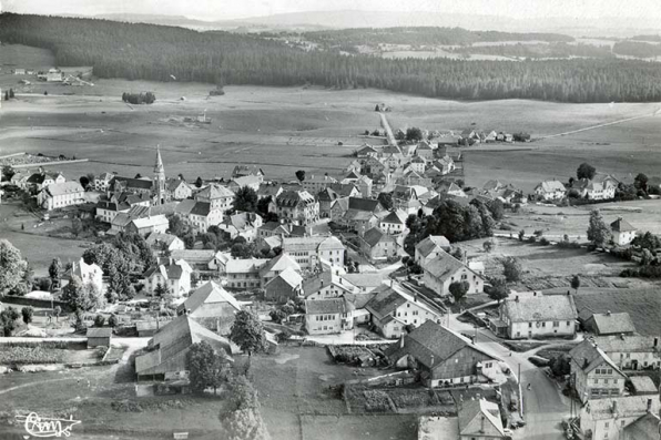 Charquemont (Doubs). 11059 - Vue aérienne [depuis l'ouest], entre 1950 et 1955. La levée de grange est encore visible. © Région Bourgogne-Franche-Comté, Inventaire du patrimoine