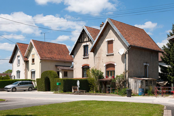 Maisons jumelées vues de trois quarts. © Région Bourgogne-Franche-Comté, Inventaire du patrimoine