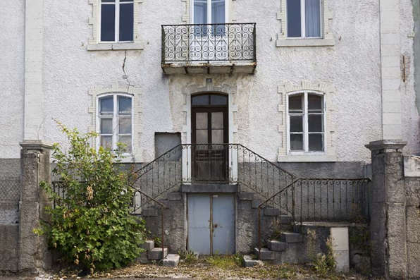 Bâtiment des années 1914-1918 : escalier sur la façade antérieure. © Région Bourgogne-Franche-Comté, Inventaire du patrimoine