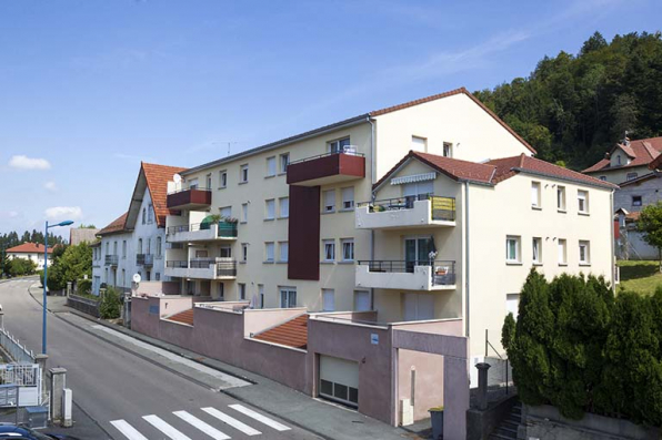 Vue d'ensemble des bâtiments côté des numéros pairs, depuis le sud : à gauche les constructions du 1er quart du 20e siècle, à droite l'immeuble des années 2000. © Région Bourgogne-Franche-Comté, Inventaire du patrimoine Vue d'ensemble des bâtiments côté des numéros pairs, depuis le sud : à gauche les constructions du 1er quart du 20e siècle, à droite l'immeuble des années 2000. © Région Bourgogne-Franche-Comté, Inventaire du patrimoine