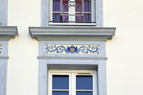 Premier atelier de fabrication, façade latérale gauche : décor entre deux fenêtres. © Région Bourgogne-Franche-Comté, Inventaire du patrimoine