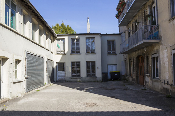 Cour et corps de bâtiment latéral. © Région Bourgogne-Franche-Comté, Inventaire du patrimoine
