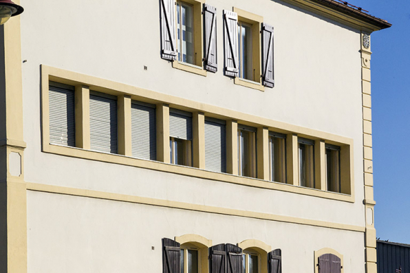 Fenêtres mutliples sur la façade latérale gauche. © Région Bourgogne-Franche-Comté, Inventaire du patrimoine Fenêtres mutliples sur la façade latérale gauche. © Région Bourgogne-Franche-Comté, Inventaire du patrimoine