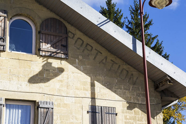 Façade antérieure : vestiges de l'inscription sous le rampant à droite. © Région Bourgogne-Franche-Comté, Inventaire du patrimoine