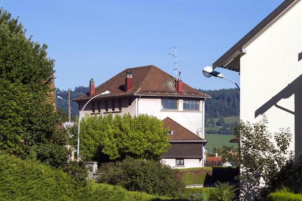 Vue d'ensemble éloignée, depuis l'ouest. Noter les baies d'atelier sous la toiture. © Région Bourgogne-Franche-Comté, Inventaire du patrimoine