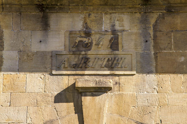 Corps sud, façade antérieure : date et inscription au-dessus de l'entrée de la grange. © Région Bourgogne-Franche-Comté, Inventaire du patrimoine