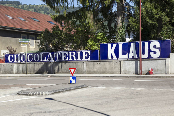 Enseigne émaillée au long de la rue de l'Helvétie. © Région Bourgogne-Franche-Comté, Inventaire du patrimoine Enseigne émaillée au long de la rue de l'Helvétie. © Région Bourgogne-Franche-Comté, Inventaire du patrimoine