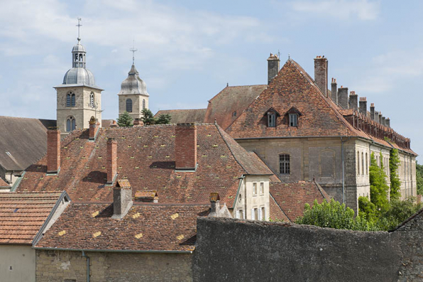 Vue générale : aile sud et les deux clochers de l'église. © Région Bourgogne-Franche-Comté, Inventaire du patrimoine Vue générale : aile sud et les deux clochers de l'église. © Région Bourgogne-Franche-Comté, Inventaire du patrimoine
