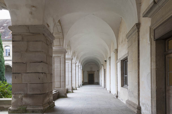 Galerie sud et un aperçu de la galerie est. © Région Bourgogne-Franche-Comté, Inventaire du patrimoine